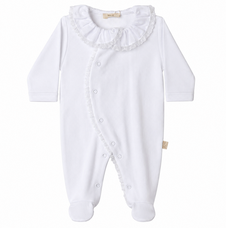 babypakje met kanten kraag en bies van het merk baby gi in wit