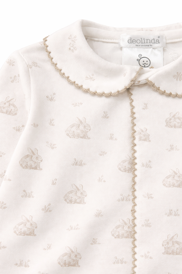 Detail van unisex babypakje met konijntjes van Deolinda 
