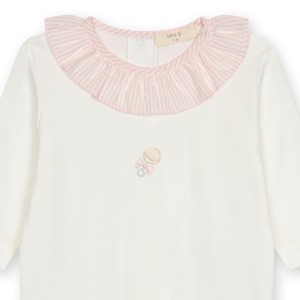 Babypakje detail van baby Gi met geborduurde rammelaar en plumenti sierkraag