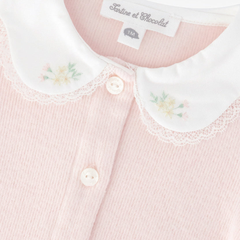 Detail geborduurde wit sierkraagje met kanten detail pale pink babypakje van tartine et chocolat