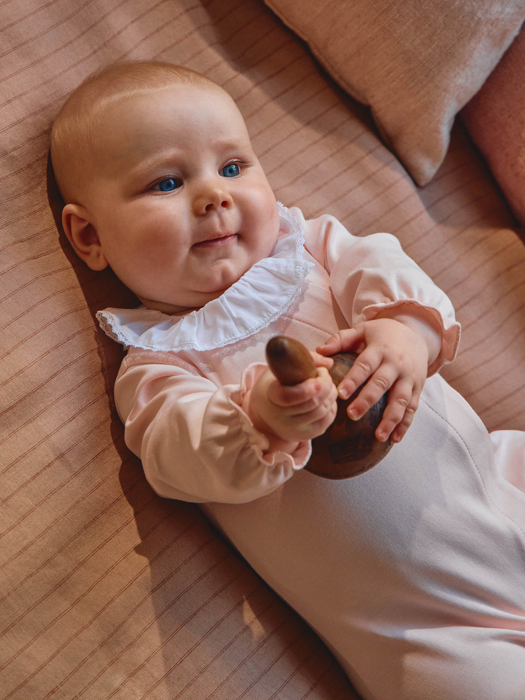 Peach Pink babypakje van Laranjinha aan baby
