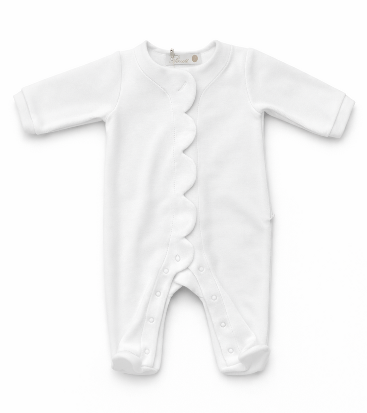 wit velours babypakje met schulprand van het merk Purete du bebe