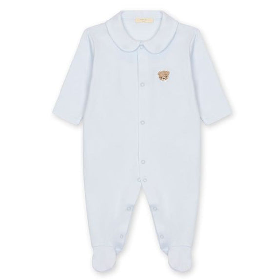 lichtblauw babypakje met ronde kraag en geborduurd beertje van baby gi 