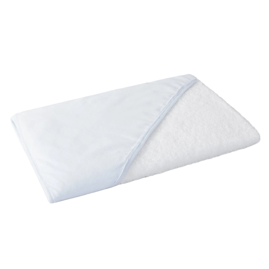 opgevouwen jongens badcape met wit en lichtblauw van het merk Laranjinha