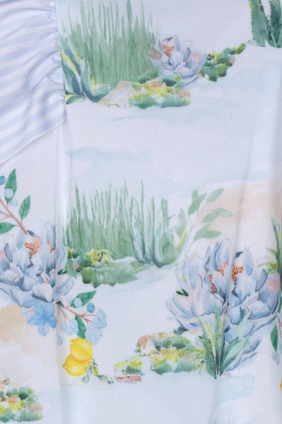 Detail van Patachou Saint-tropez badpak met bloemen- en citroenprint