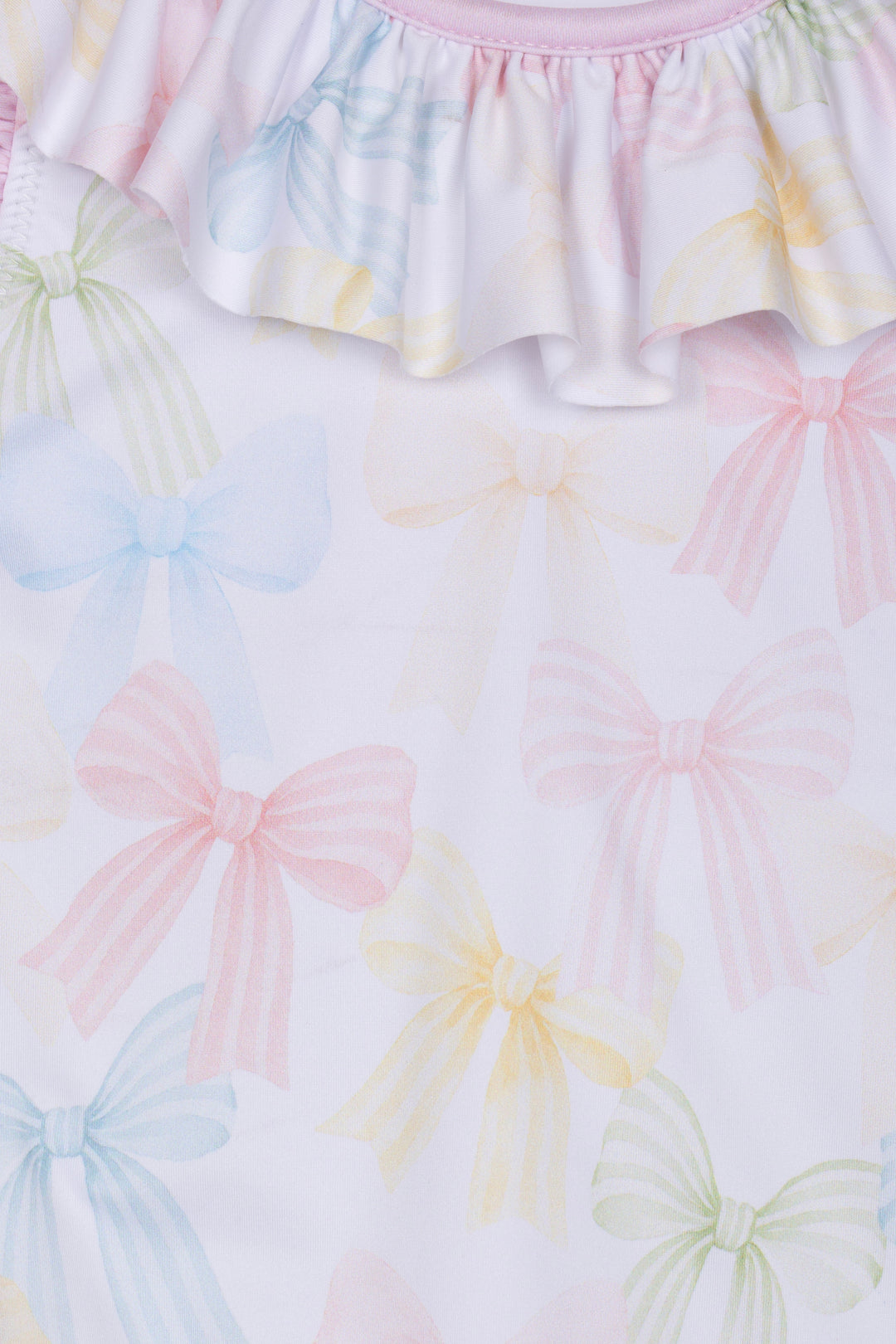 Detail van Patachou baby badpak met pastelkleurige strip print en ruffle afwerking