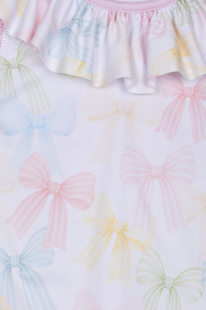 Detail van Patachou baby badpak met pastelkleurige strip print en ruffle afwerking