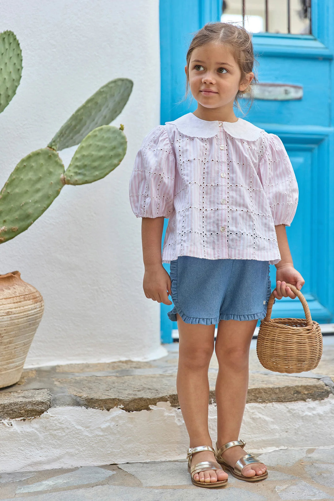 Meisjes blouse van Tartine et chocolat in roze met broderie anglaise en korte pofmouwen
