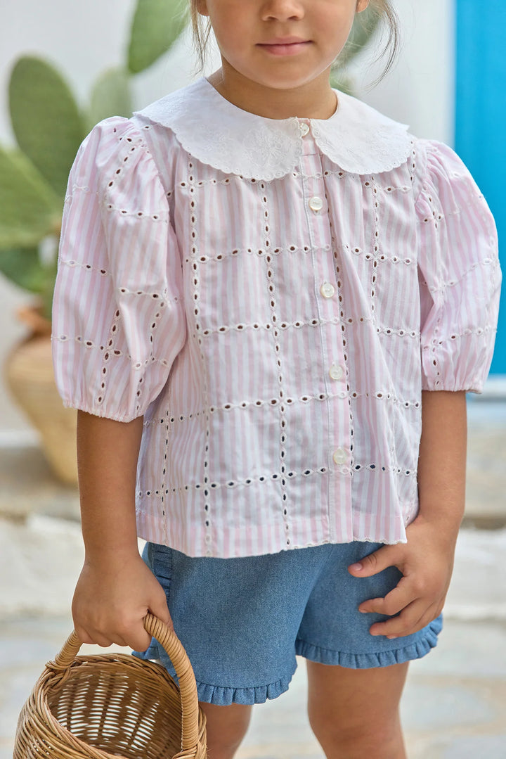 Detail broderie anglaise op roze blouse van Tartine et Chocolat 