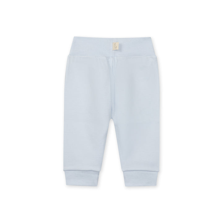 Achterkant van basic lichtnlauw broekje van Baby Gi