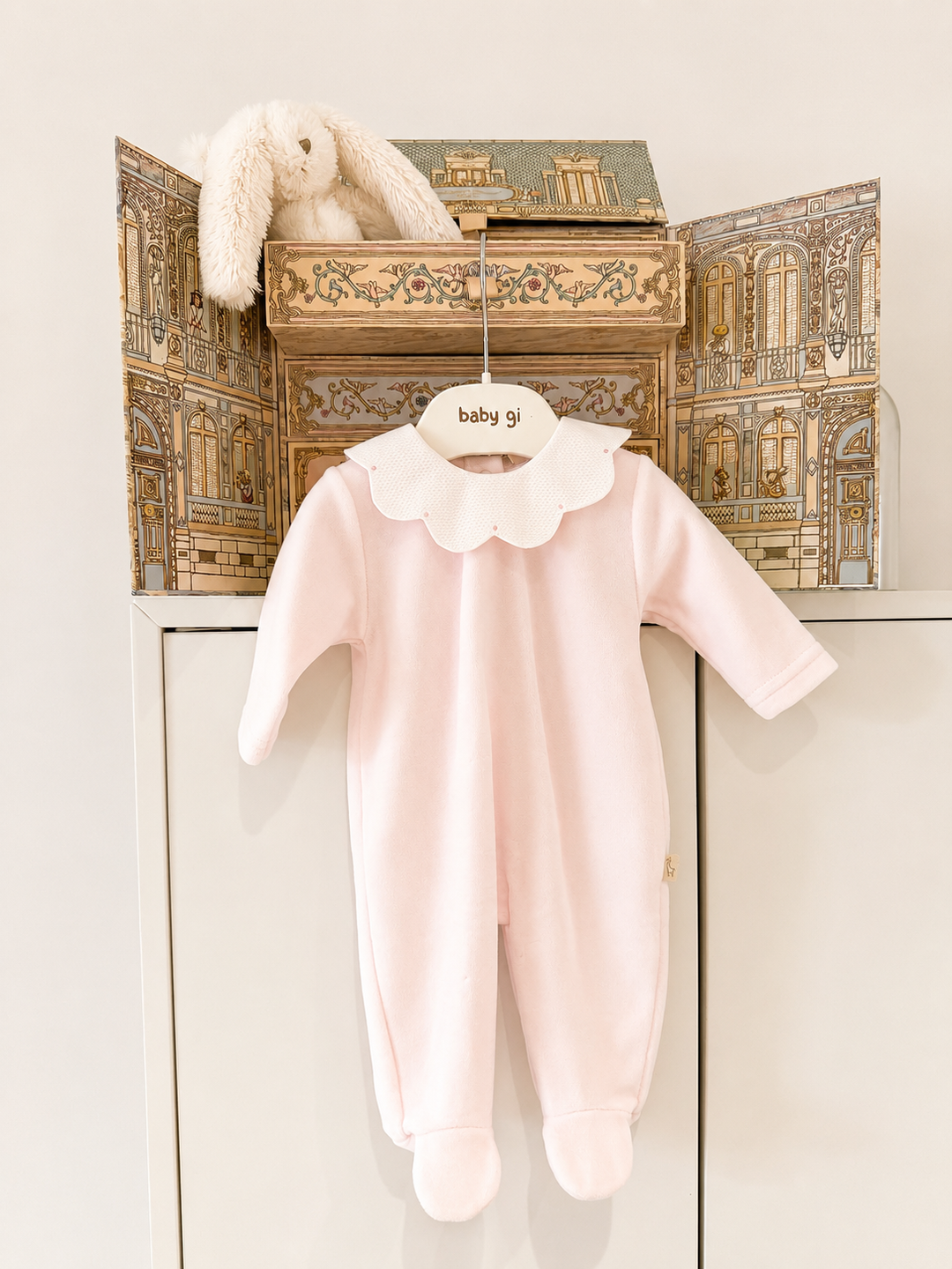 Baby Gi Velours Boxpakje Lichtroze met Witte pique Kraag & Roze Details