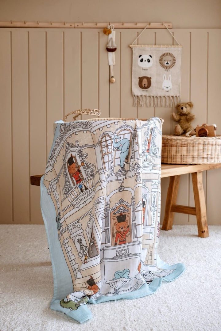 Atelier Babbi Hydrofiele Doek London Bears – Blauw 70 × 70 cm