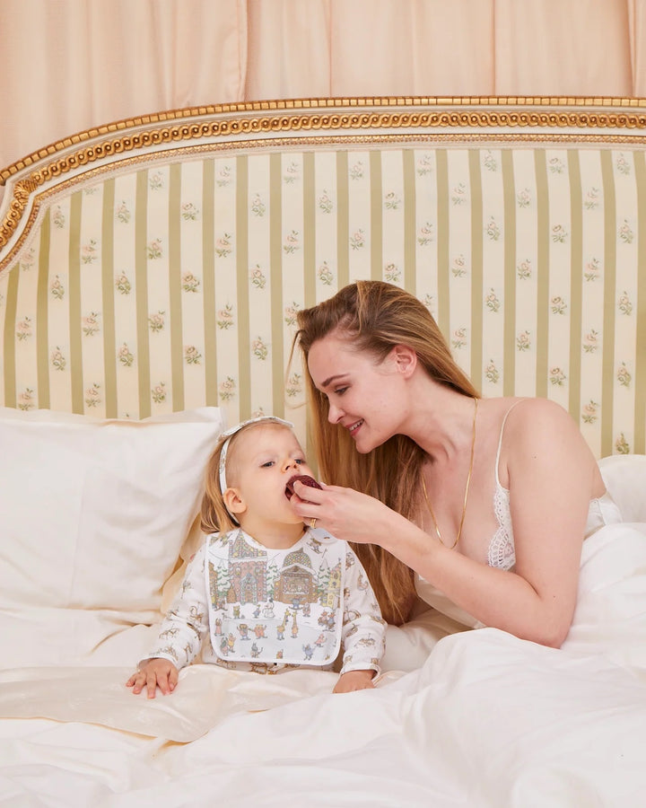 Atelier Choux Satin Bib Winter Wonderland – Slabbetje