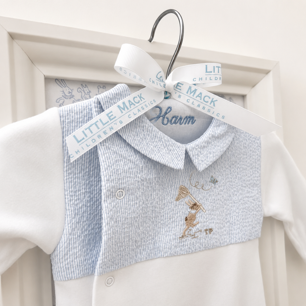 gepersonaliseerde babyhanger met naam in lichtblauw