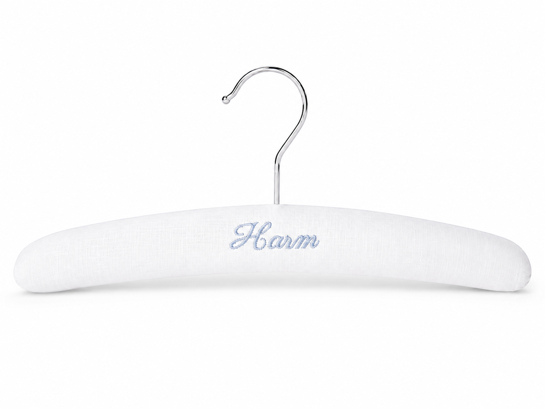 Hangdgemaakte hanger met gepersonaliseerde naam