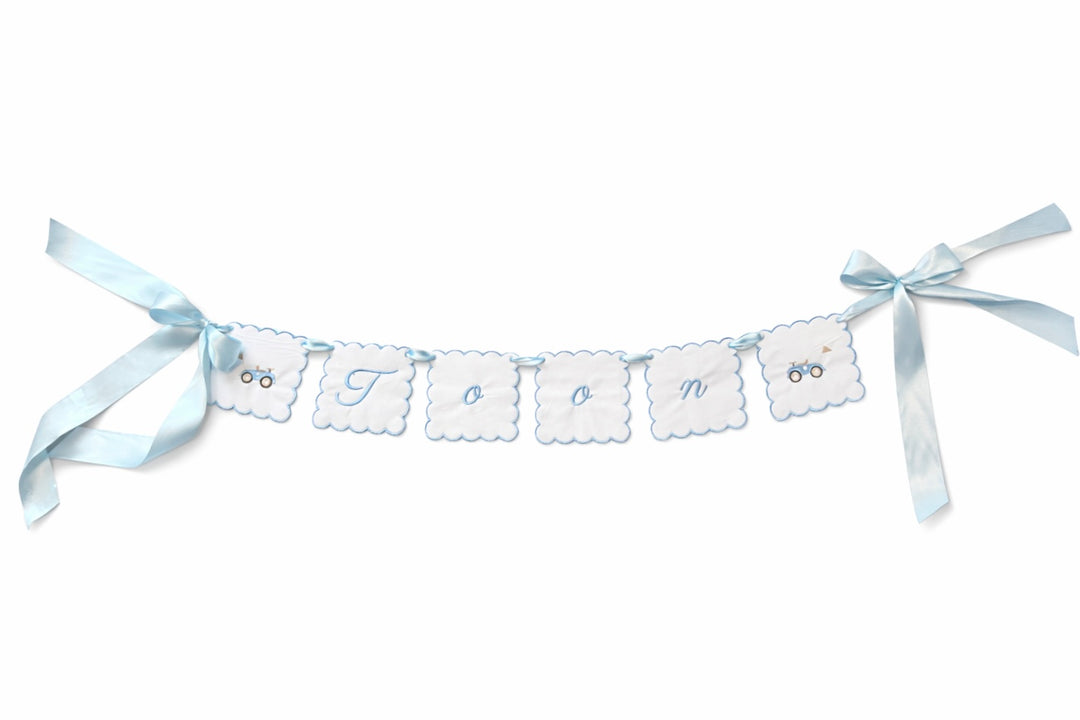 Gepersonaliseerde geborduurde naamslinger met naam voor de babykamer in lichtblauw met Classic Car