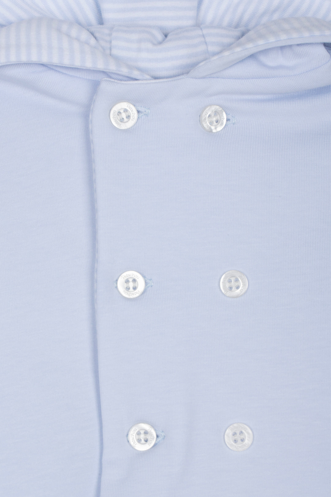 details lichtblauw baby jasje met knopen 