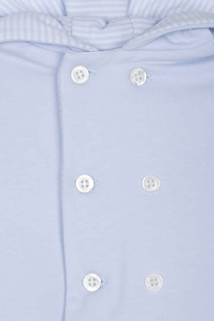 details lichtblauw baby jasje met knopen 