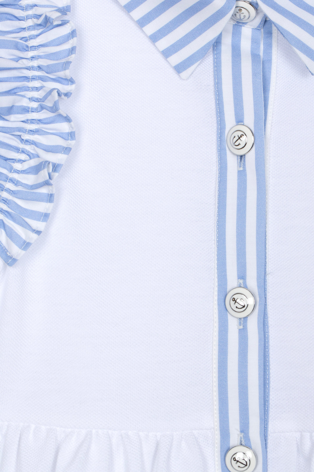 Detail van Patachou jurk met blauw-wit gestreepte kraag en decoratieve knoopsluiting met anker 