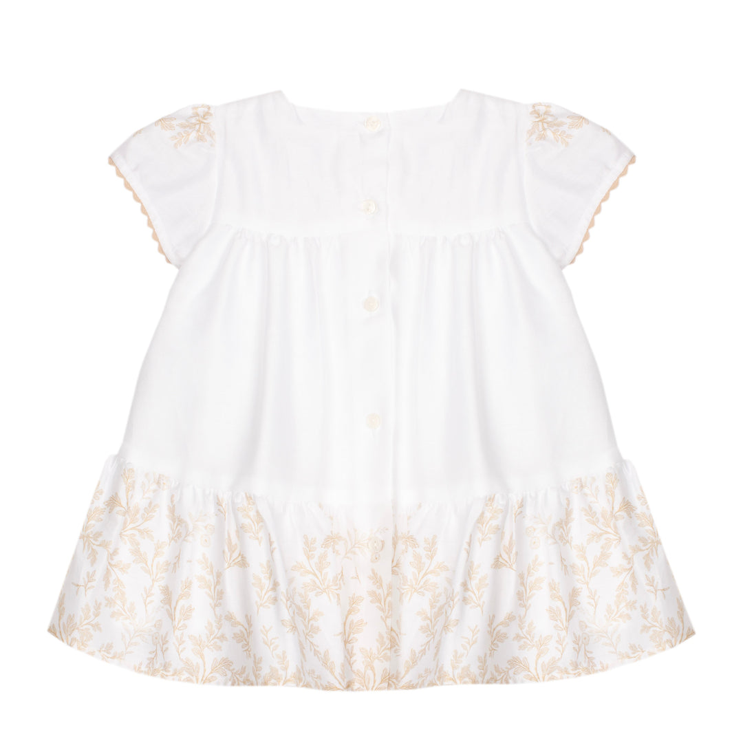 Achterzijde van wit baby jurkje met A-lijn model met knoopjes van Patachou