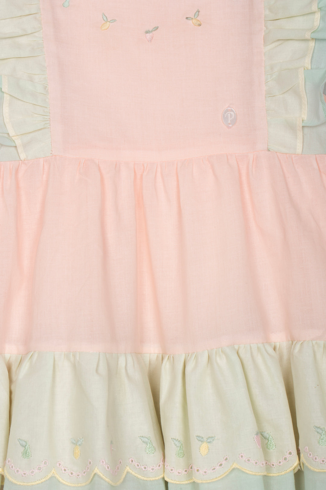 Detail van Patachou jurkje met fijne cintroenborduursels 