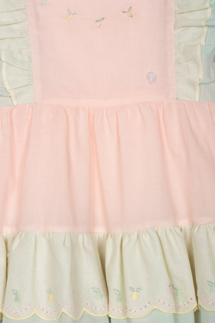 Detail van Patachou jurkje met fijne cintroenborduursels 