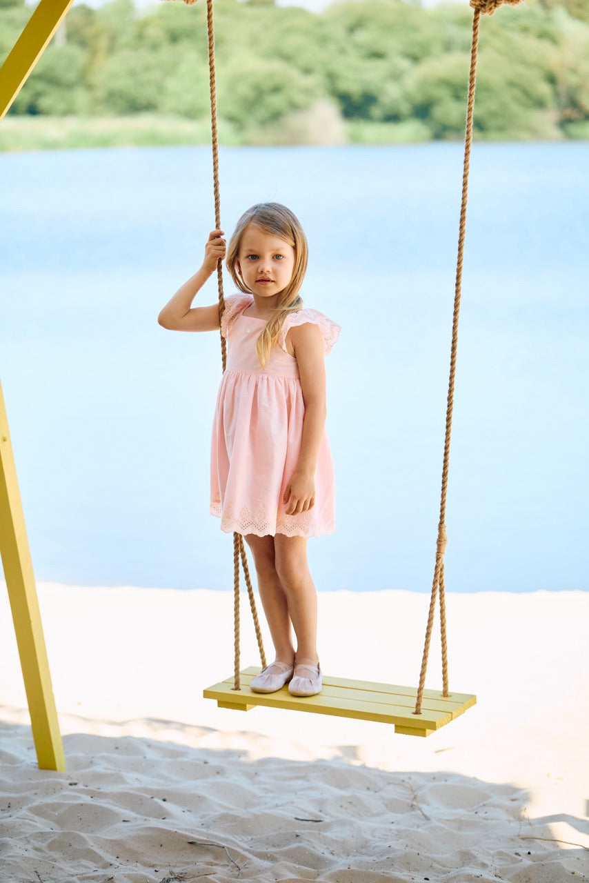 Jurk met engels borduurwerk gedrag door meisje van het merk Patachou