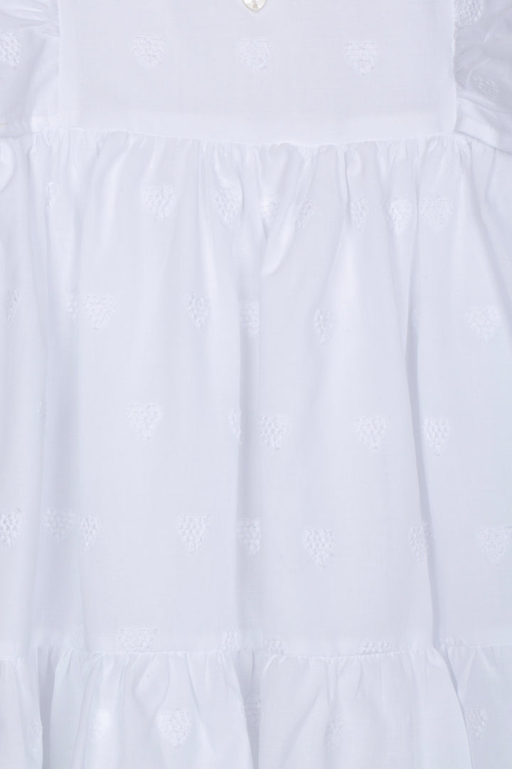 Detail van wit jurkje met hartjes van Patachou