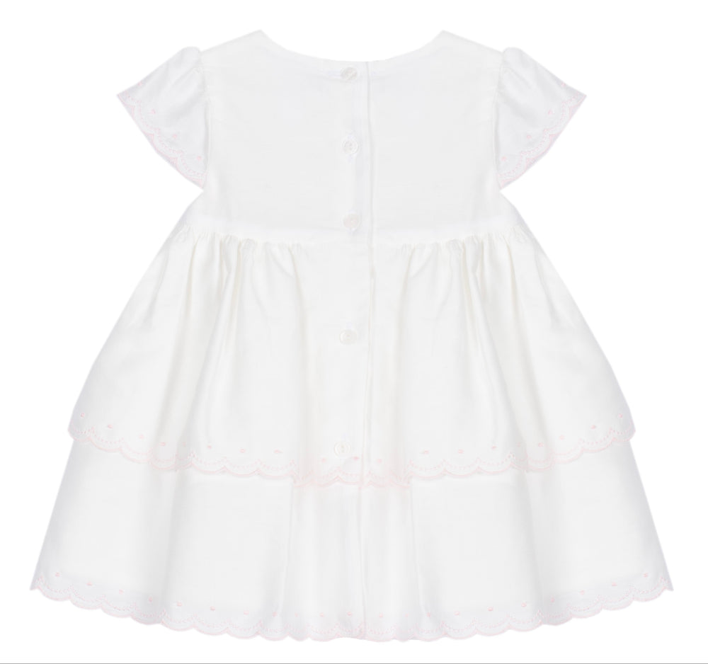 achterkant van lief babyjurkje in wit glanskatoen van Patachou