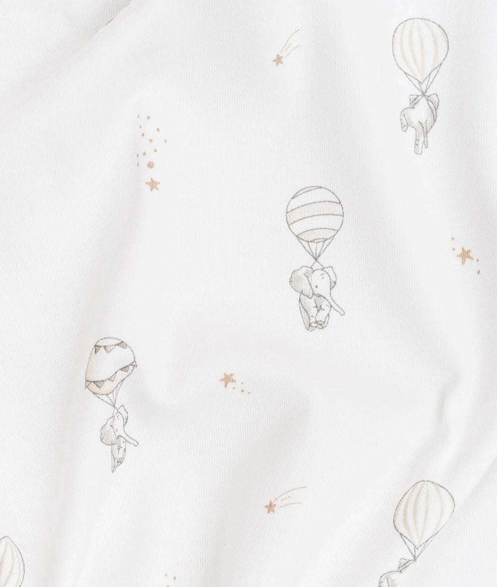 detail van deken met olifant print met luchtballon