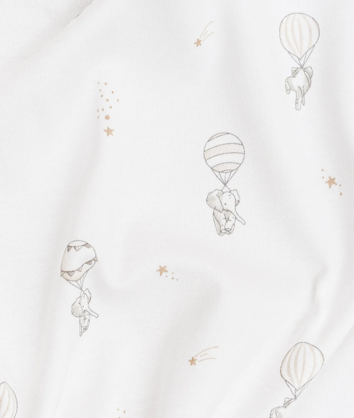 detail van deken met olifant print met luchtballon