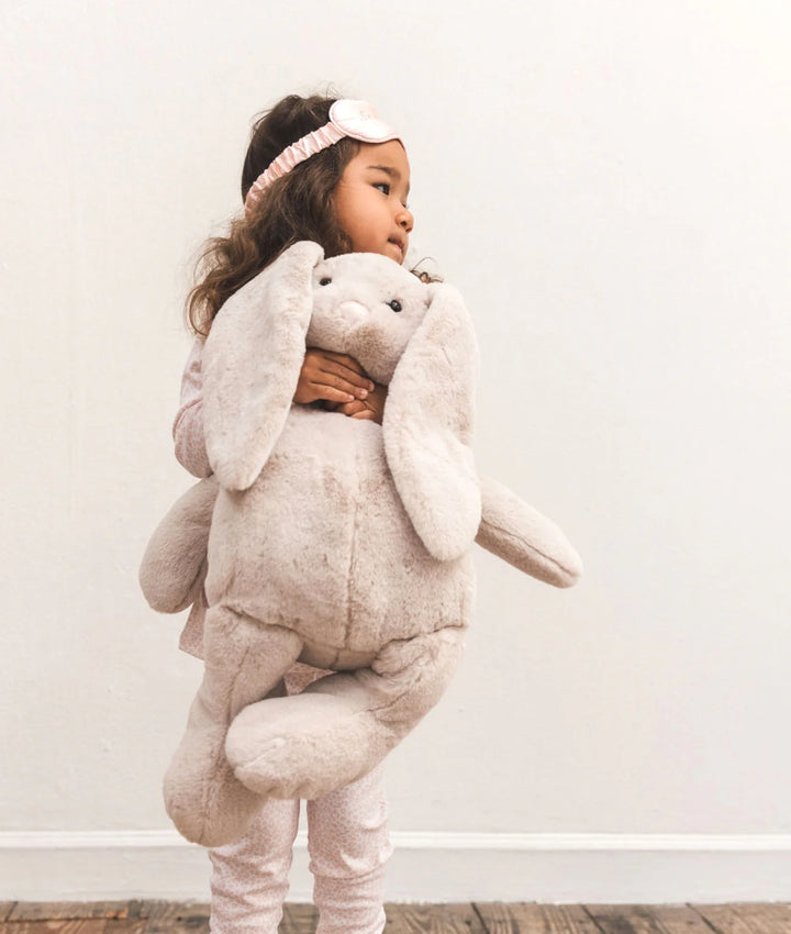 Giant Bunny Marley knuffelkonijn in beige van het merk LIVLY met meisje 