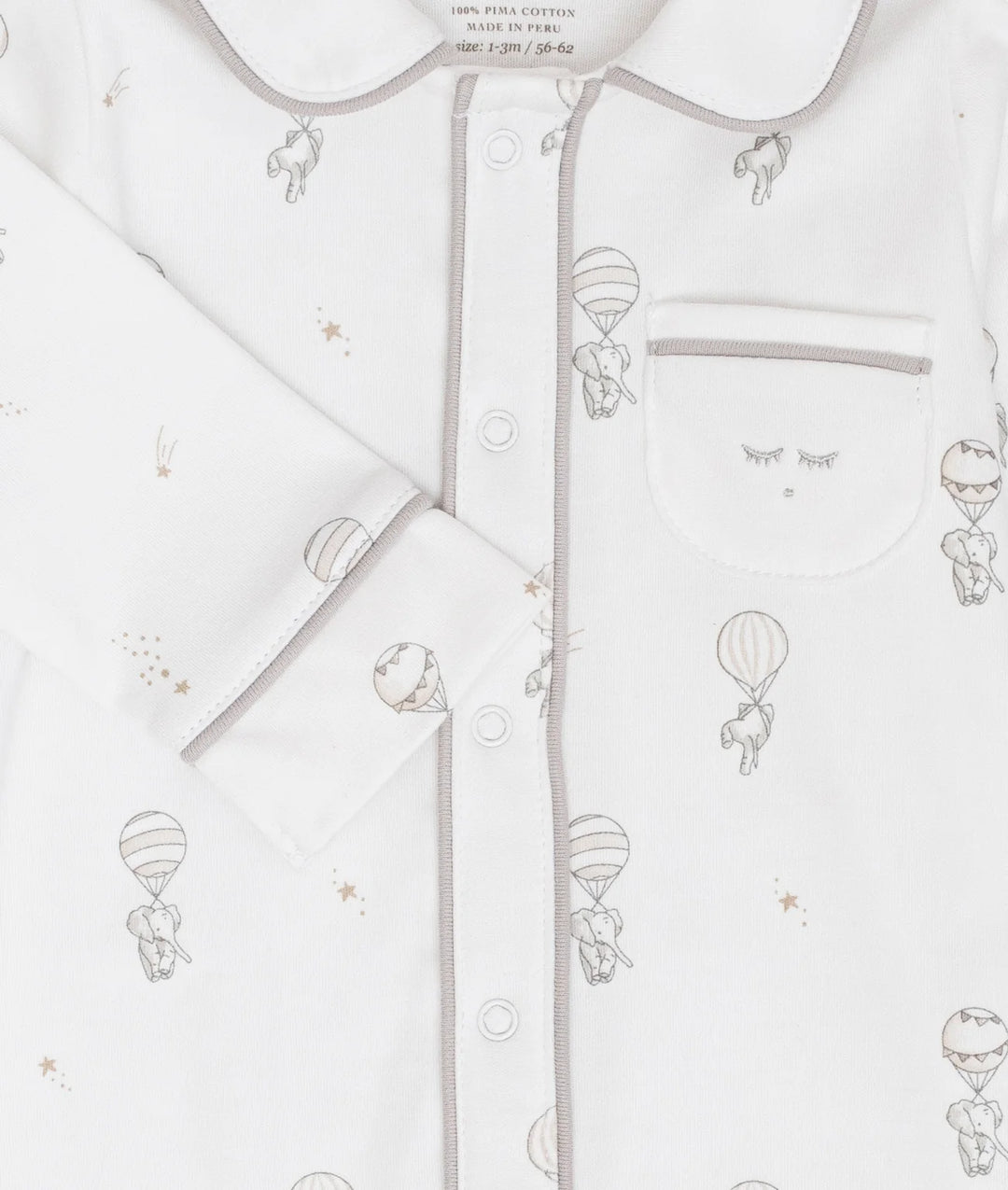 detail van pyjama met luchtballonnen en olifanten