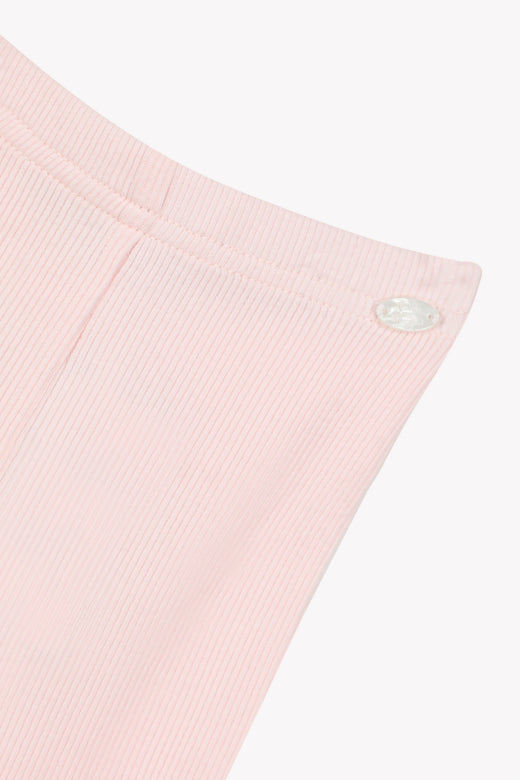Detail merk embleem op de rib legging in pale pink van tartine et chocolat