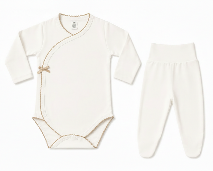 beige broekje met overslag romper met camel picot rand en strikje 