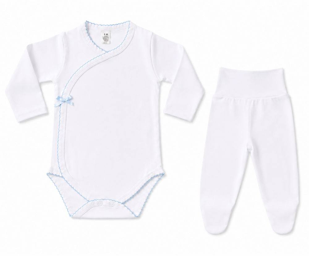 tweedelige set broekje met voetjes en overslag romper met lichtblauw picot e strikje 