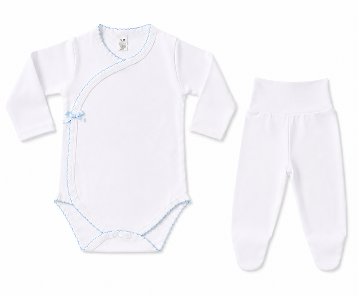tweedelige set broekje met voetjes en overslag romper met lichtblauw picot e strikje 