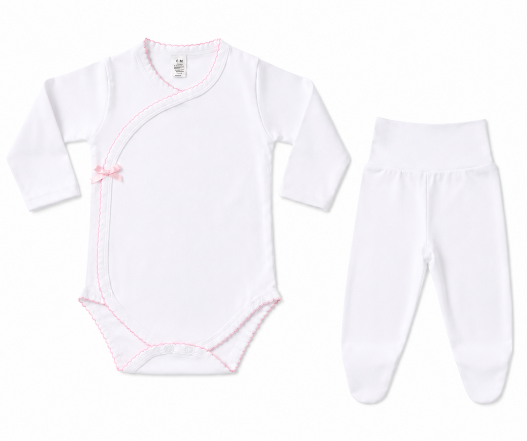 tweedelig babypakje met broekje en overslag romper met licjtroze picot rand en strikje 
