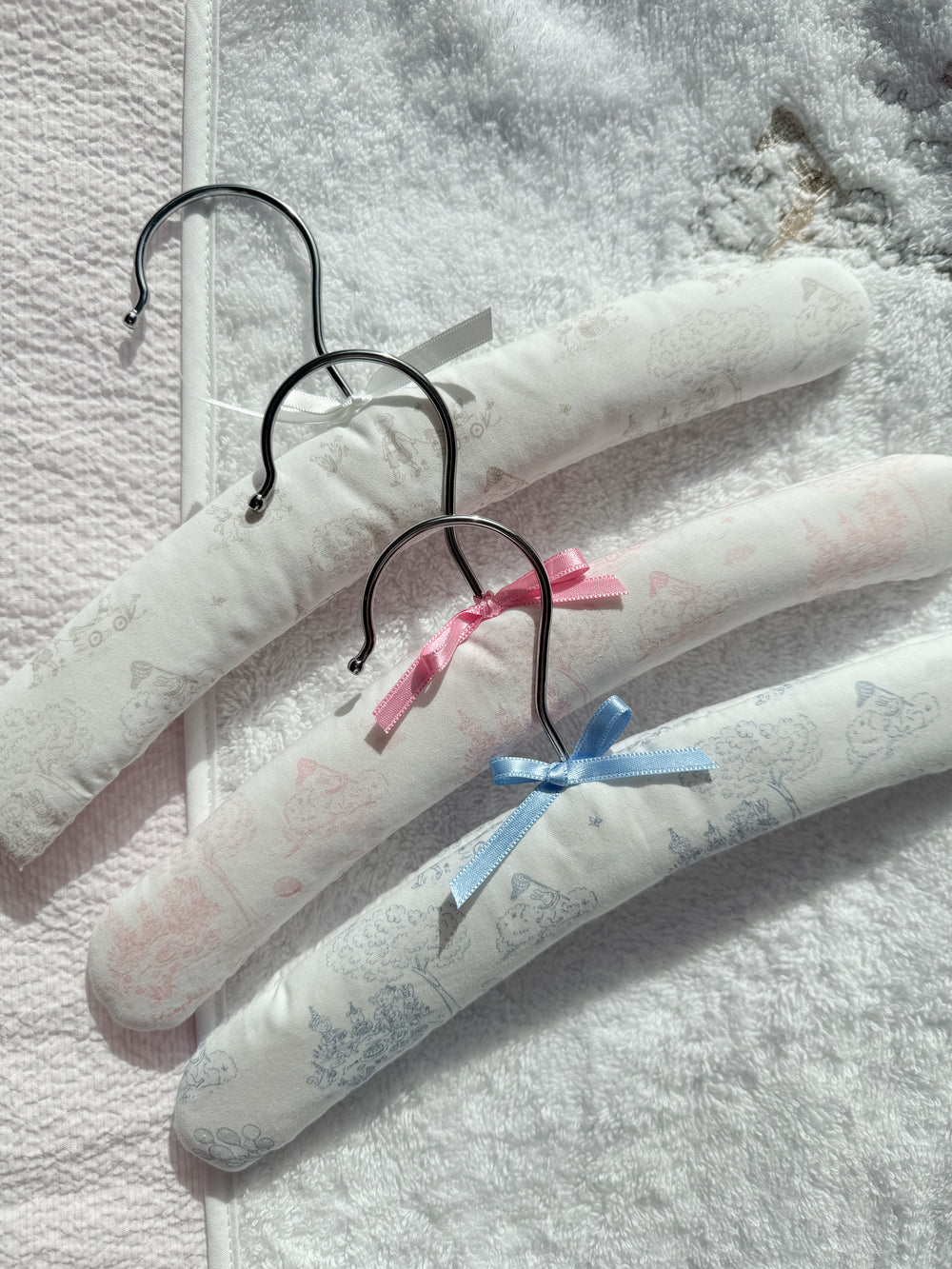 kledinghanger theophile et patachou garden party collectie lichtblauw, bee en lichtroze 