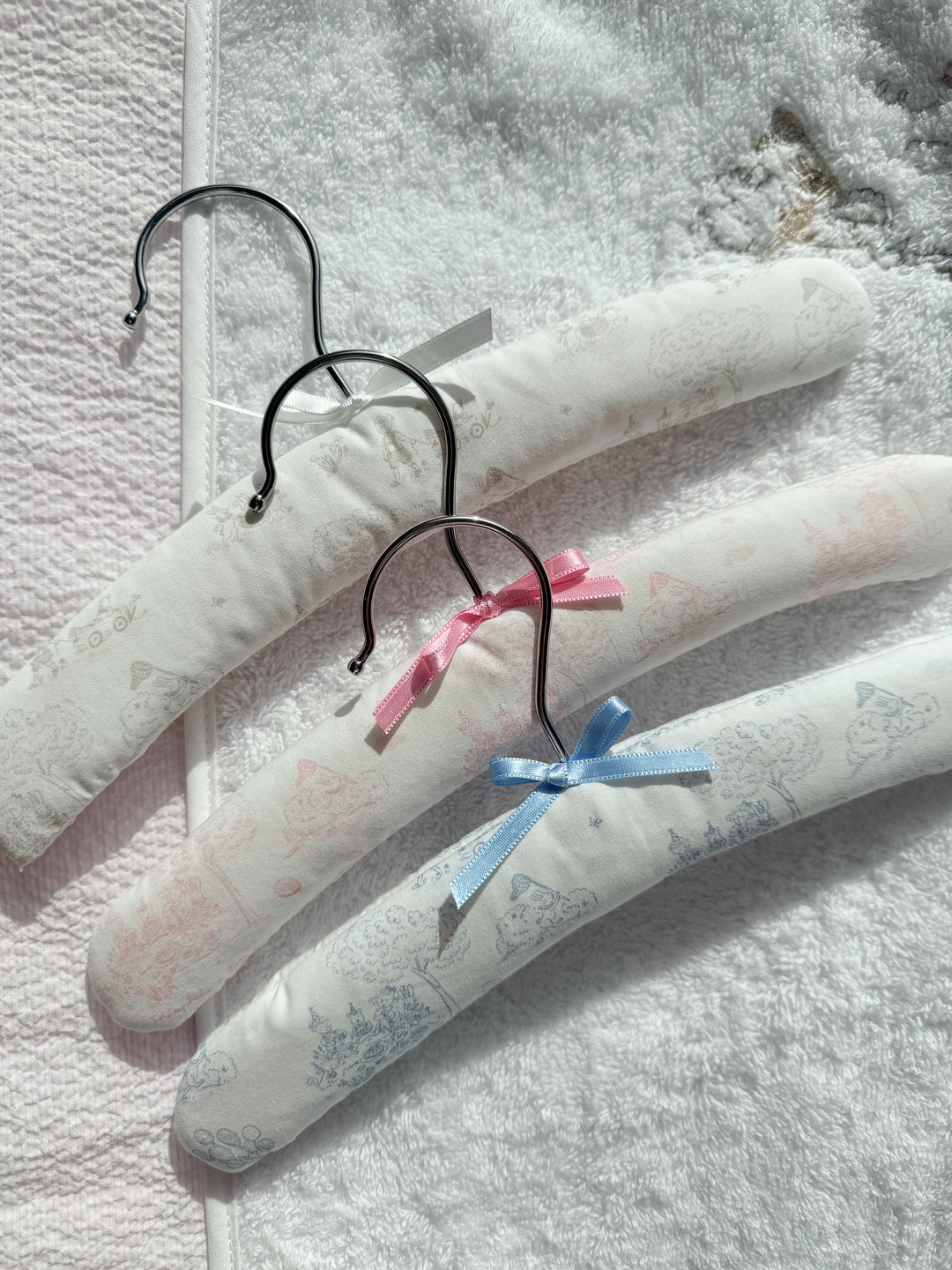 kledinghanger theophile et patachou garden party collectie lichtblauw, bee en lichtroze 