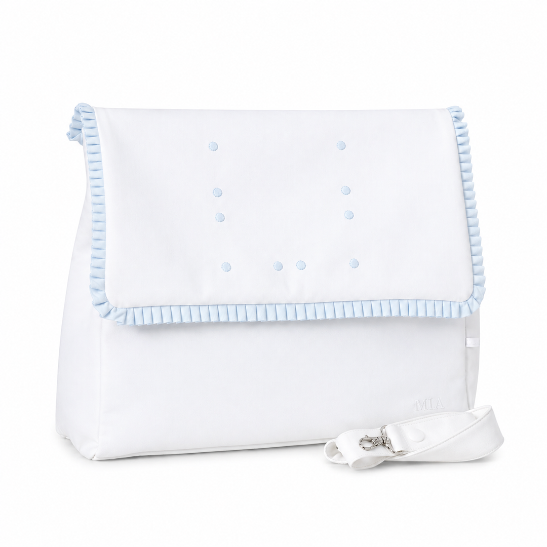 witte luiertas met lihctblauwe pique details