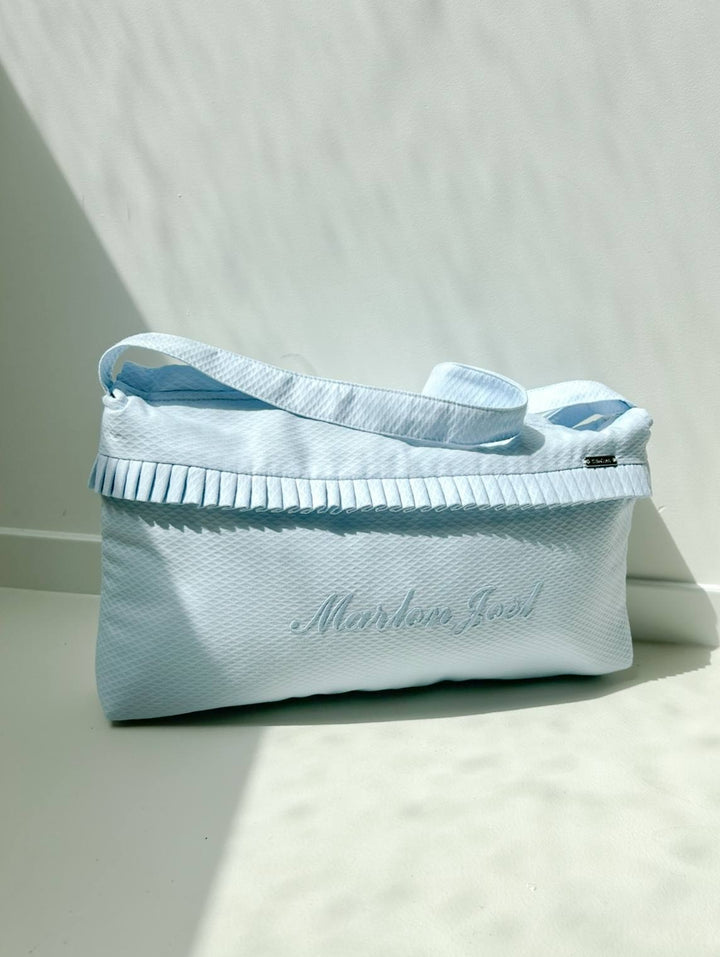 Lichtblauwe pique cutybag luiertas met geborduurde naam