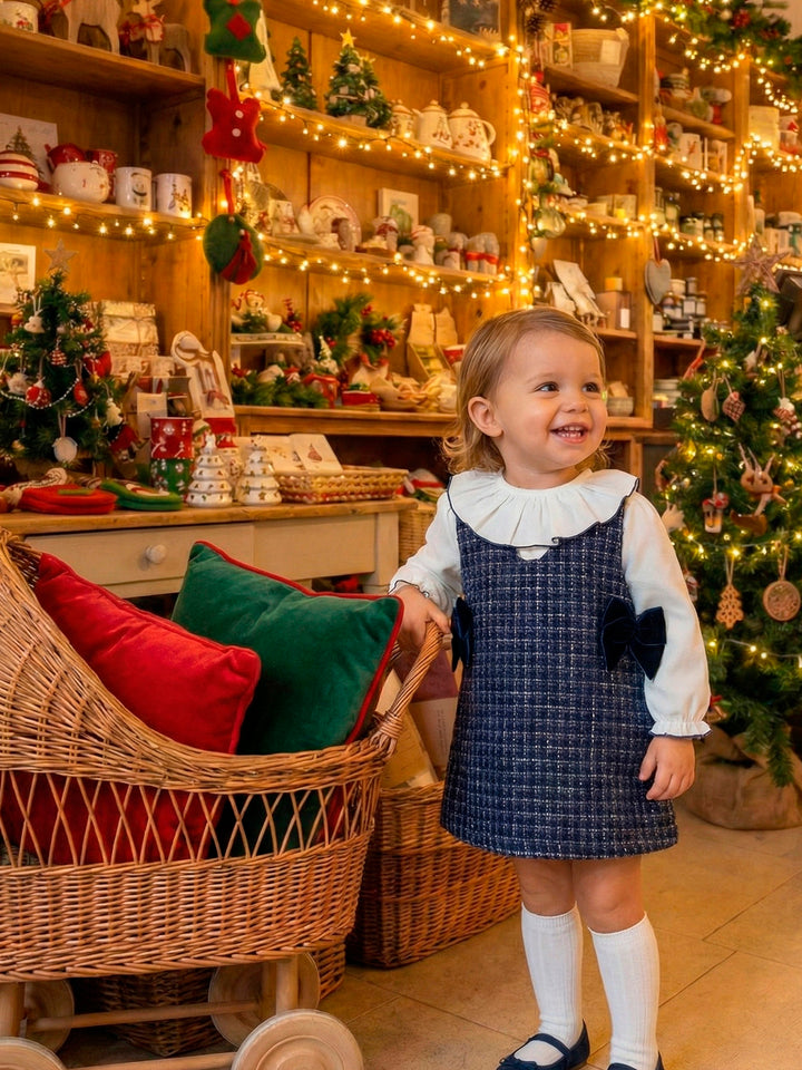 tweedelige kerstjurk in donkerblauwe tweestof met witte blouse afgewerkt met donkerblauwe details