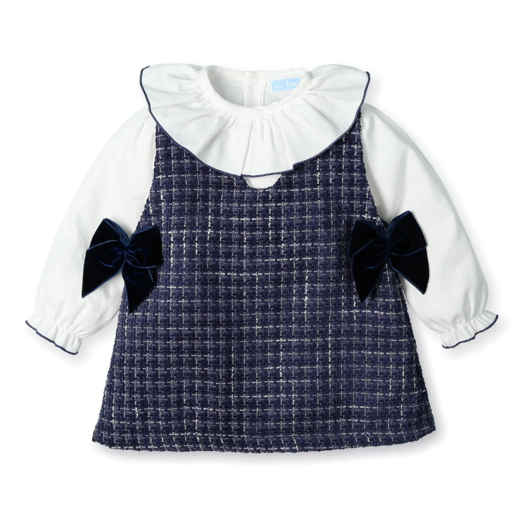 tweedelige tweed jurk met witte blouse mett lange mouwen de blauwe tweed jurk is afgewerkt met velvet strikken en heeft knoopjes aan de achterkant