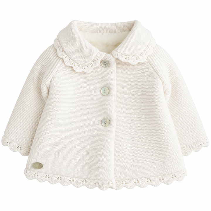offwhite gebreid babyjasje met gehaakte Biesjes en knoopjes voor meisjes 