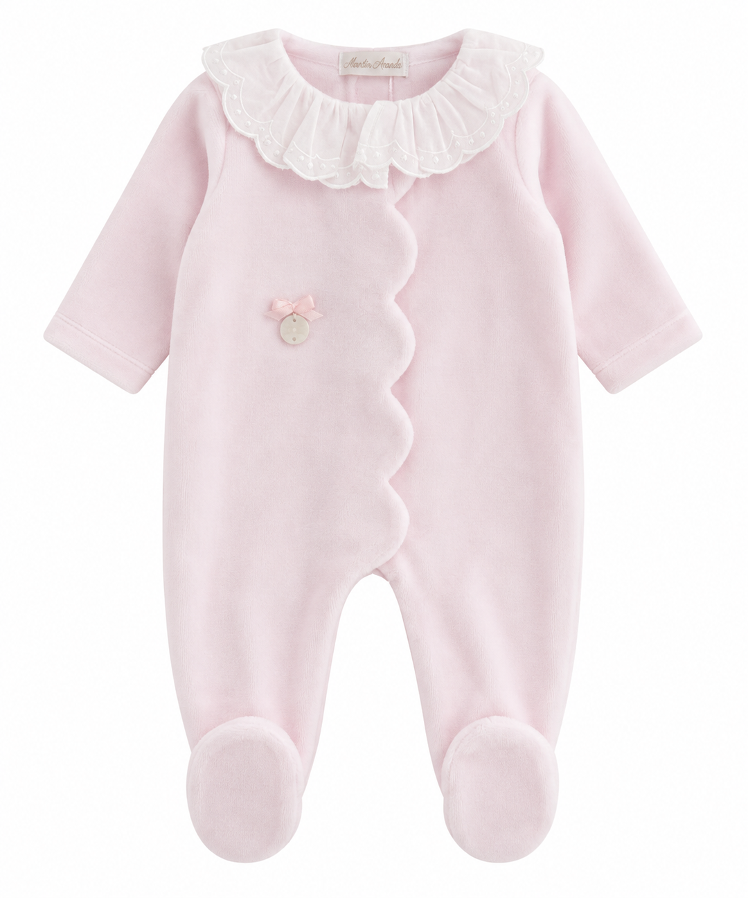 babypakje met broderie kraag en schulprand in velours lichtroe afgewerkt met strikje 