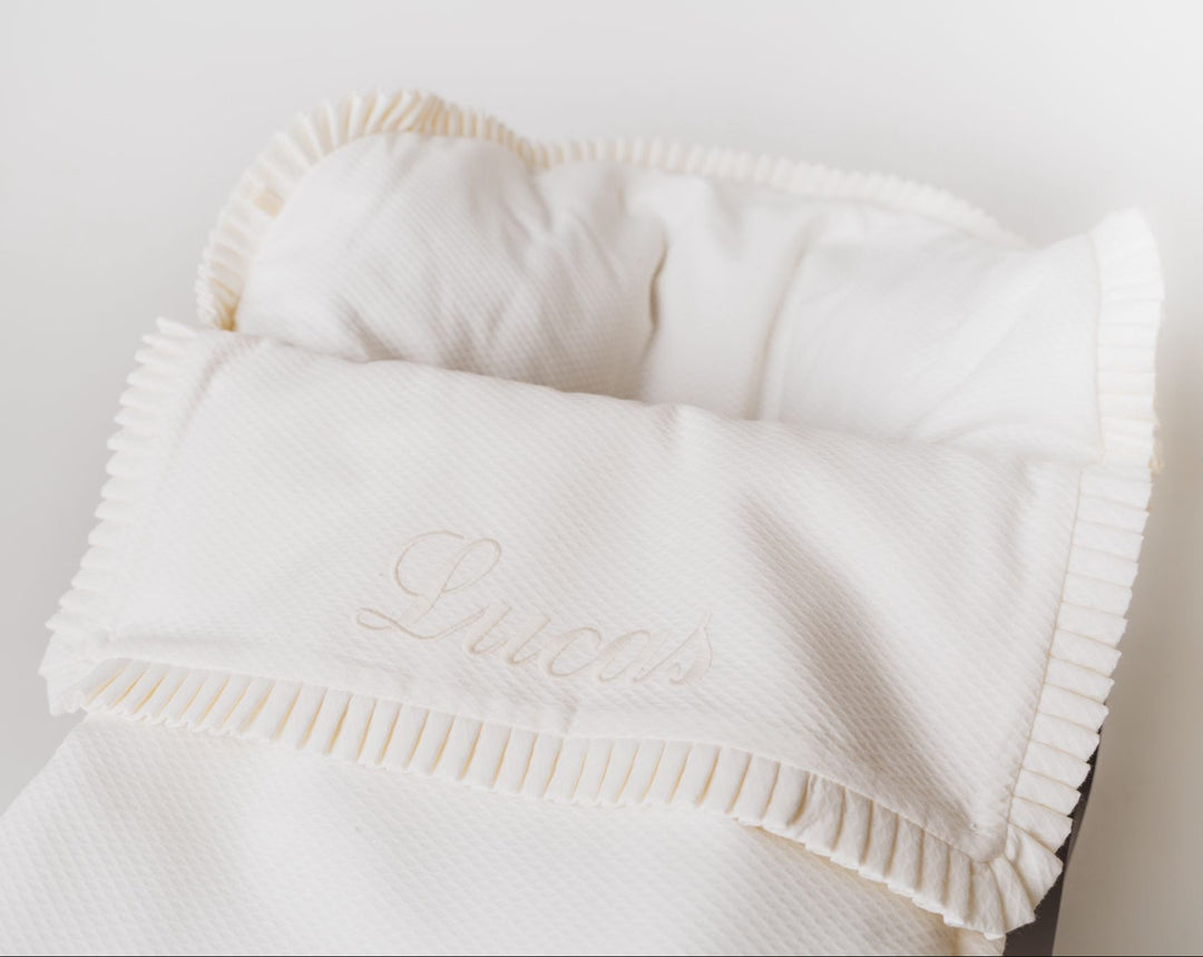 Beige maxi cosi hoes met de naam in beige pique stof