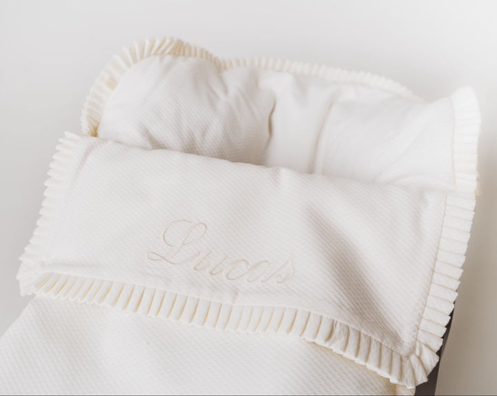 Beige maxi cosi hoes met de naam in beige pique stof