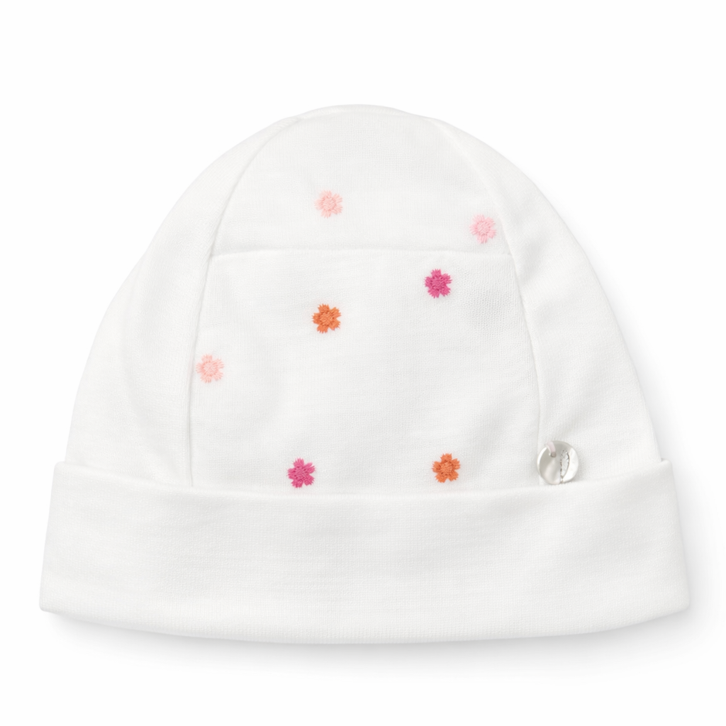 mutsje wit met geborduurde bloemetjes van purete du bebe