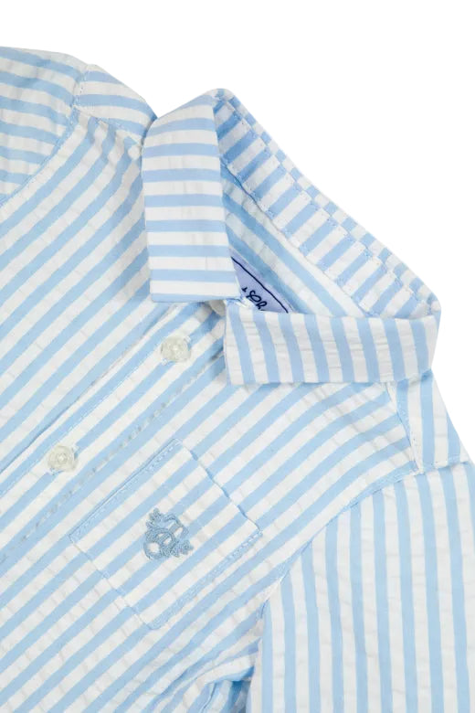 Borstzakje met subtiel logo op het gestreepte jongens overhemd van Tartine et Chocolat